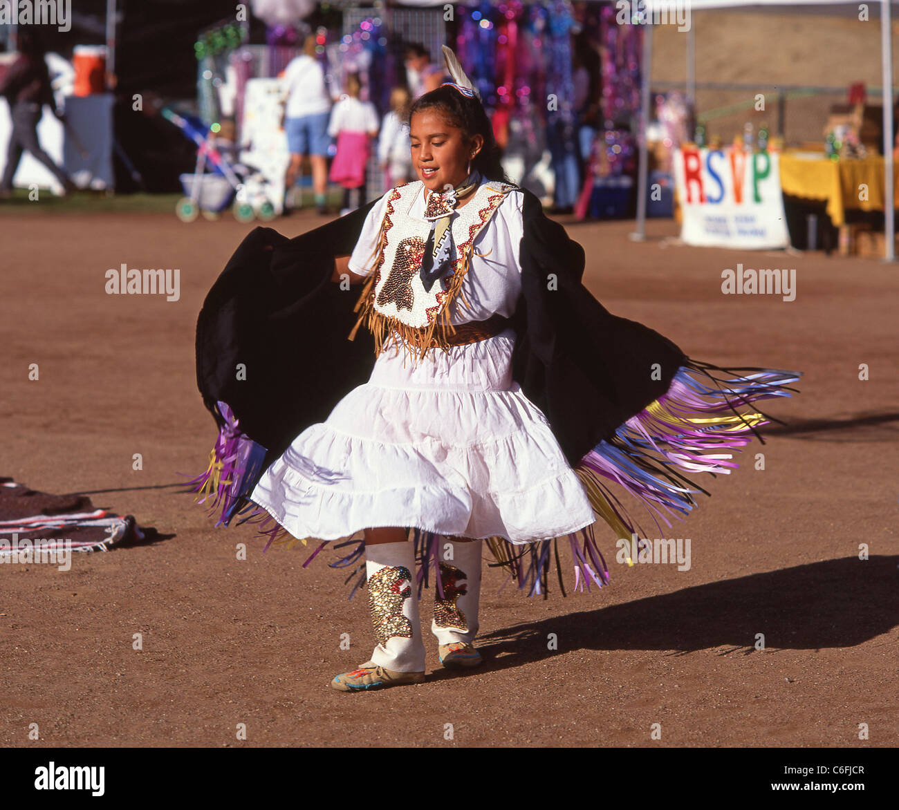 Ragazza indiana ballare in costume nativo, Nevada, Stati Uniti d'America Foto Stock