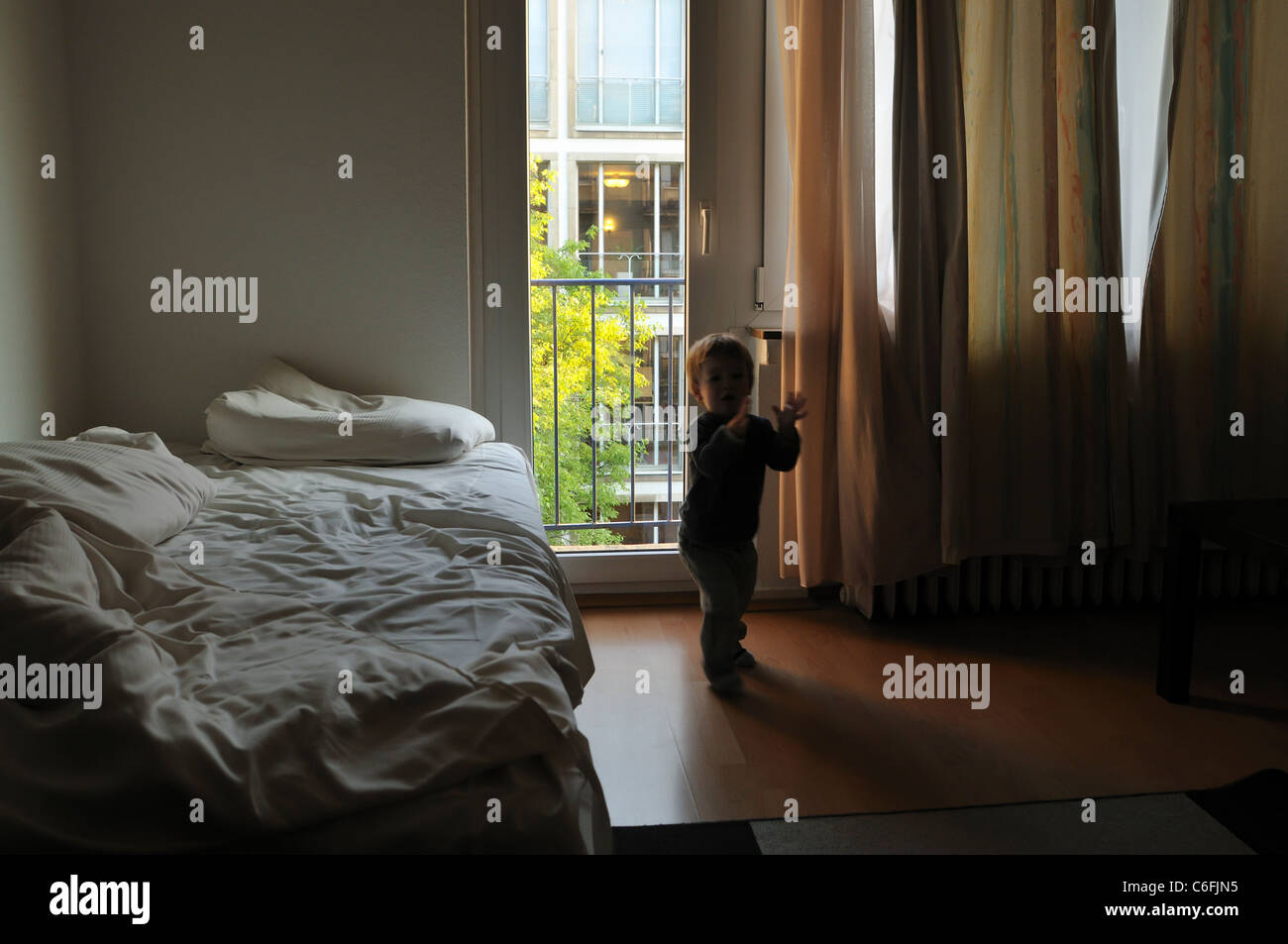 Ragazzo di giocare in una camera da letto Foto Stock