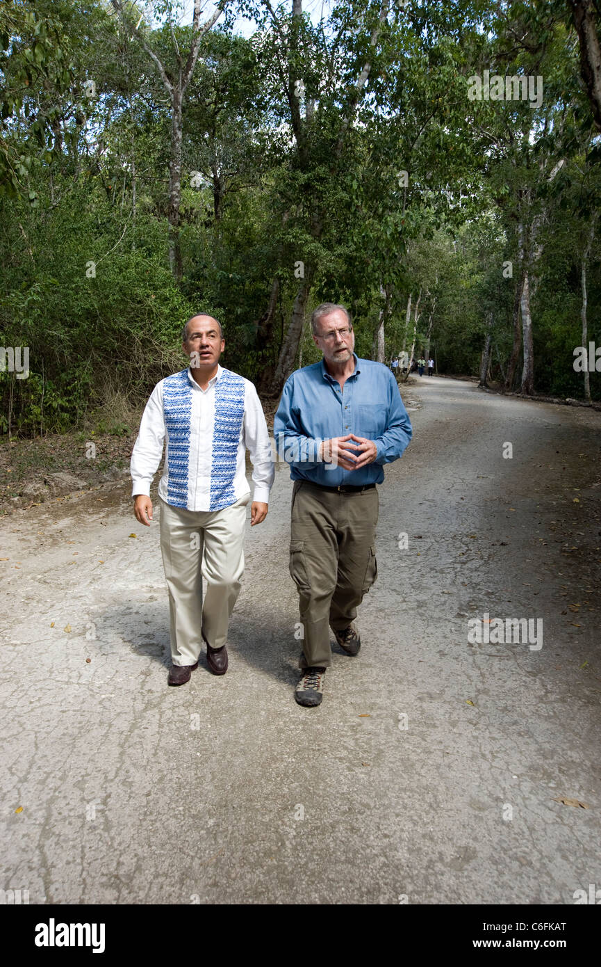 Presidente Felipe Calderon e Peter Greenberg arriva a Calakmul Foto Stock