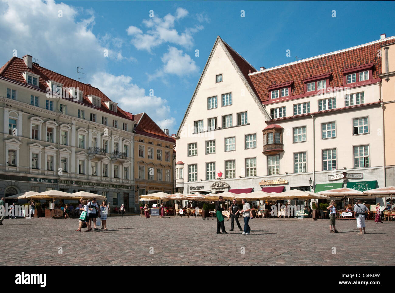 Raekoja Plats (Piazza Municipio) a Tallinn in Estonia Foto Stock