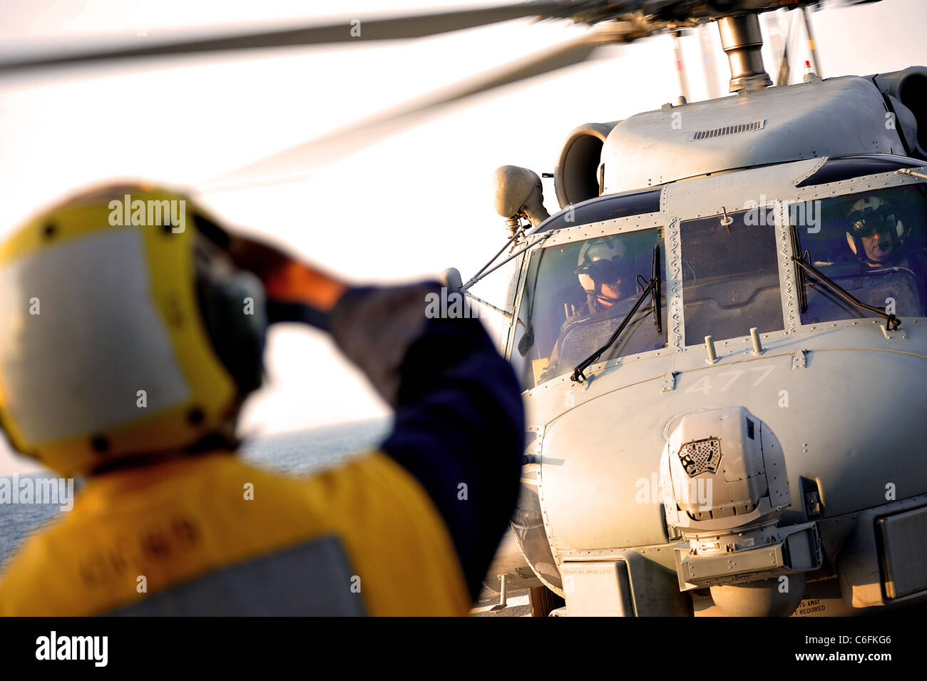 Oceano atlantico (Agosto 27, 2011) -- Boatswain compagno del marinaio Emmanuel Dixon segnali a SH-60B Mare Hawk elicottero, attaccato ad un elicottero anti-sommergibile Squadron luce (HSL) 42, per l'atterraggio durante le operazioni di volo a bordo guidato-missili cruiser USS Vicksburg (Cg-69). Vicksburg sta facendo i preparativi per rispondere per i danni causati dall'uragano Irene se richiesto. (U.S. Foto di Marina di Massa lo specialista di comunicazione 2a classe Gary Granger Jr./rilasciato) Foto Stock