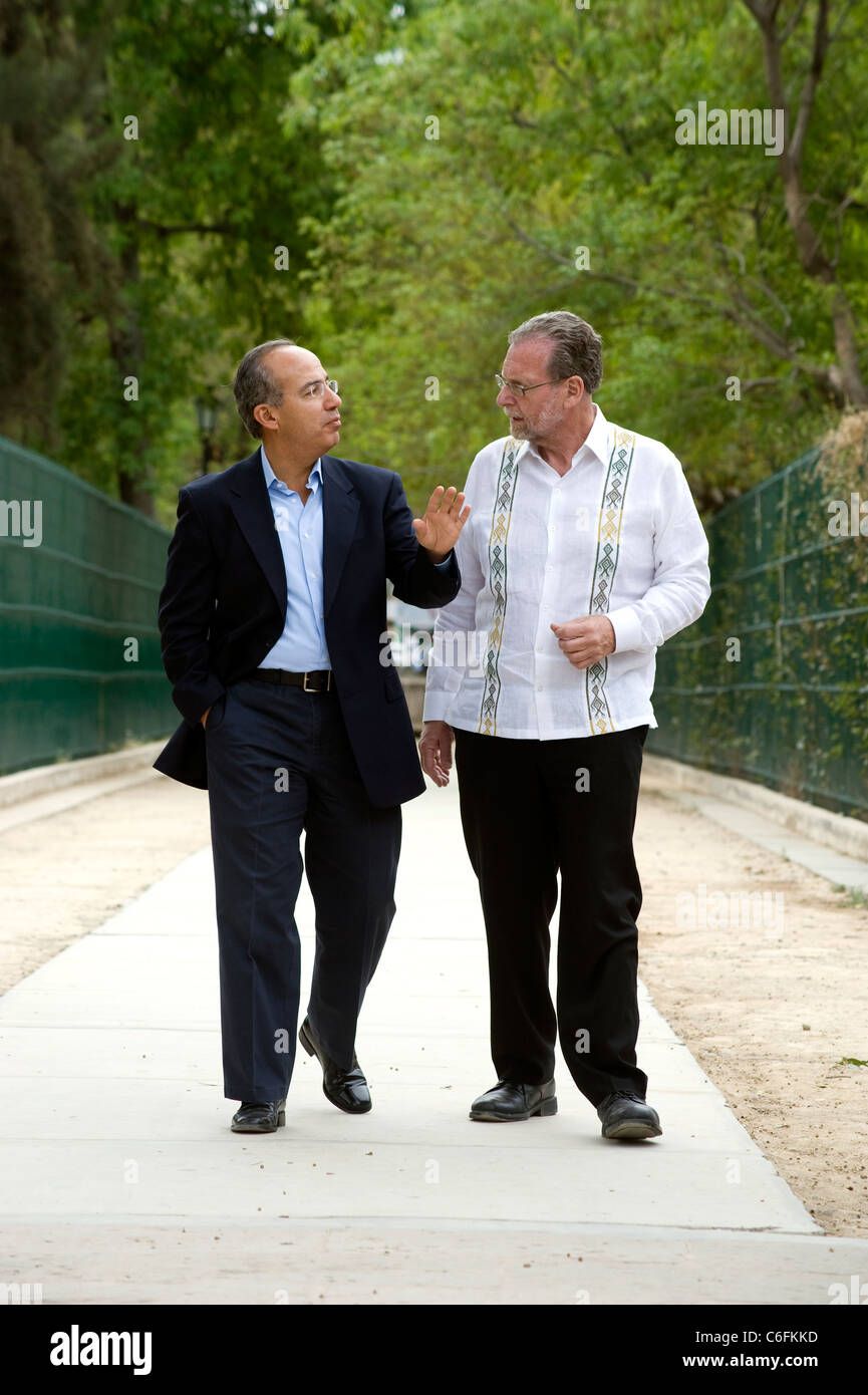 Presidente Felipe Calderon con Peter Greenberg nel parco in Morelia, Messico Foto Stock