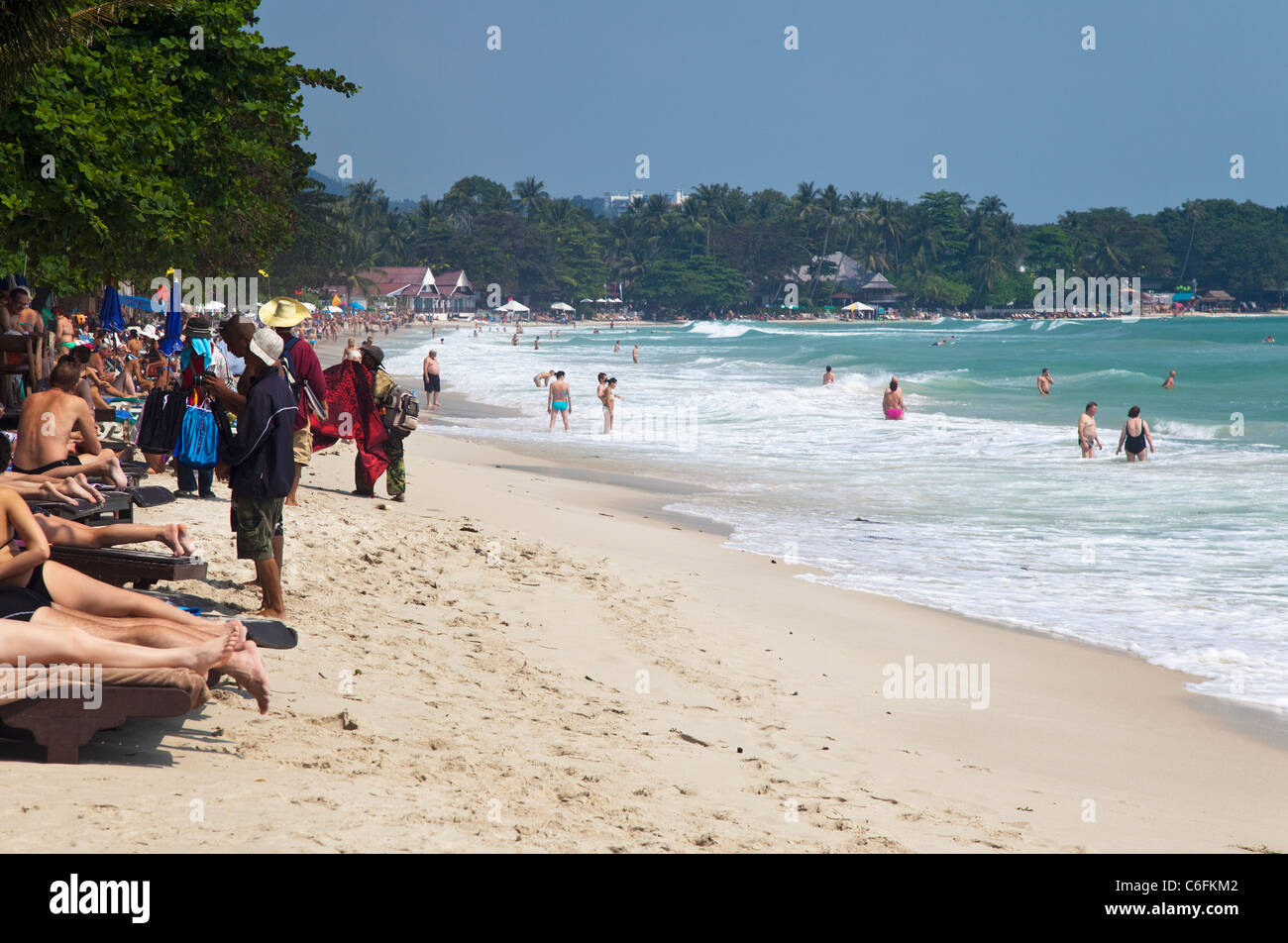 Un affollato sulla spiaggia di Ko Samui, Tailandia Foto Stock