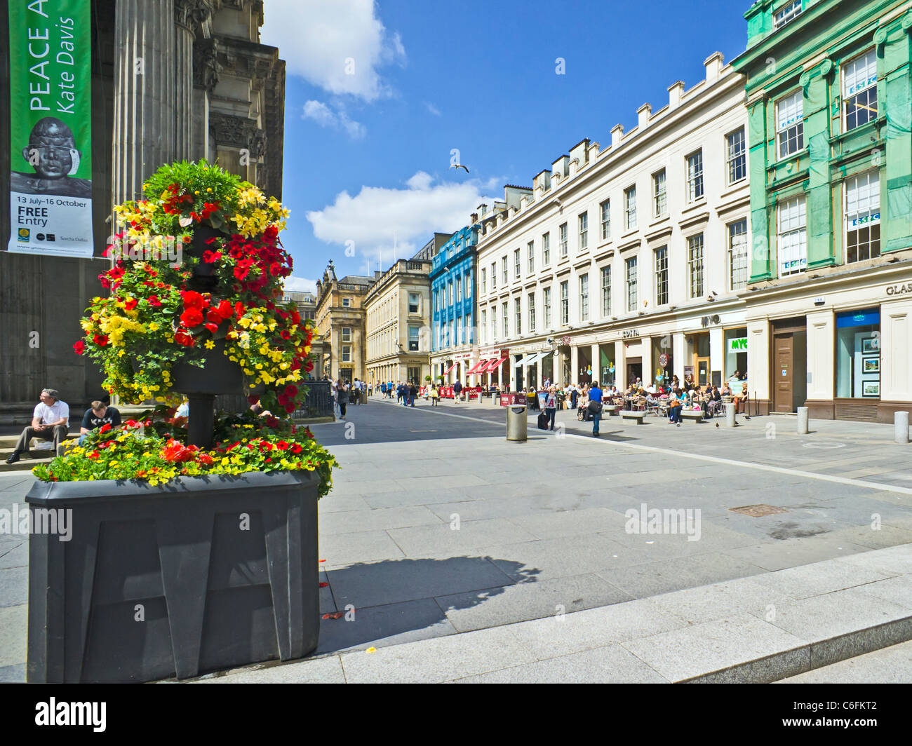 Royal Exchange Square con Glasgow's Galleria di Arte Moderna a sinistra) è pieno di posti in cui mangiare a mangiare fuori la fornitura Foto Stock