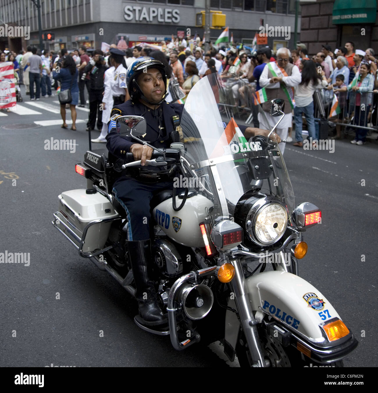 India Independence Day Parade: indiano della città di NY NYPD officer giostre in parata, Foto Stock