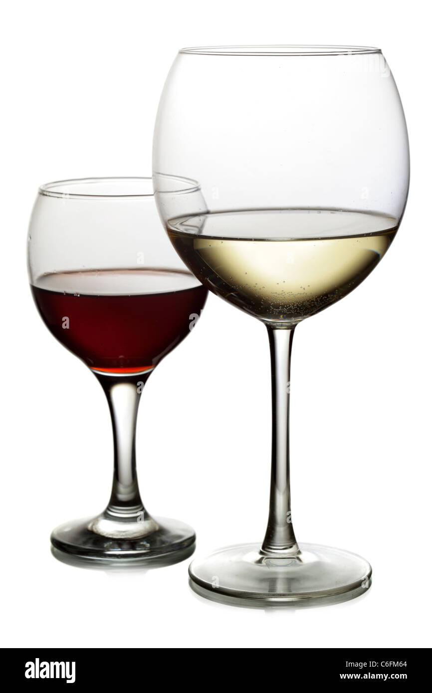 Due wineglasses isolato su sfondo bianco Foto Stock