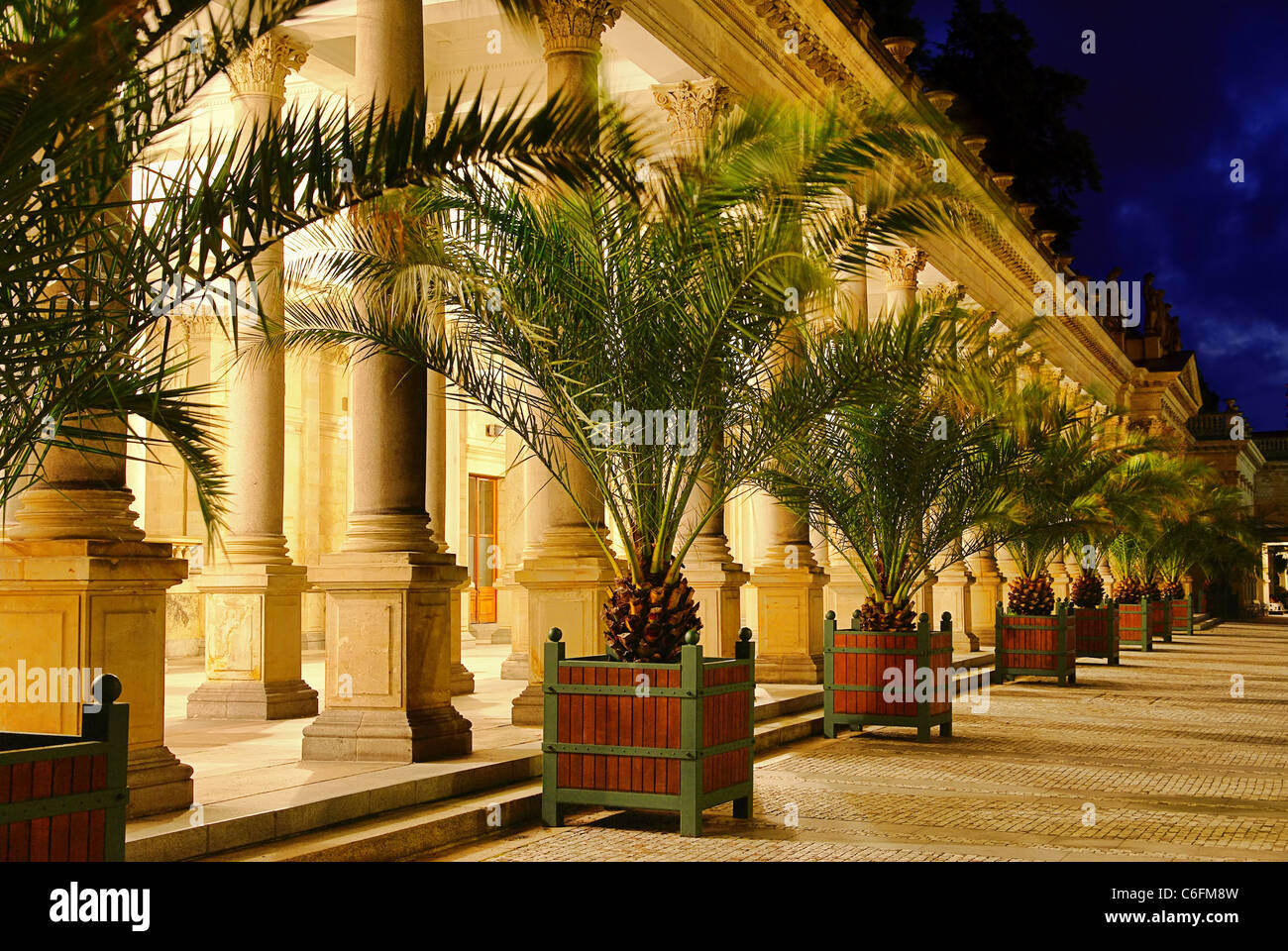 Karlovy Vary Muehlenkollonade Nacht - Karlovy Vary colonnato Mill notte 02 Foto Stock