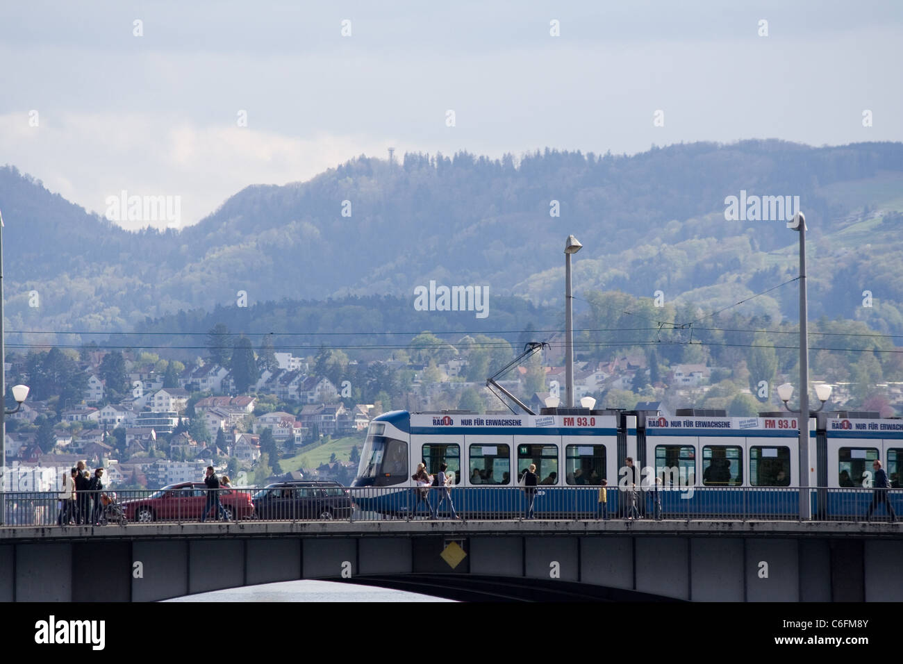 Vista del tram e il ponte a Zurigo dalla periferia verso il retro Foto Stock