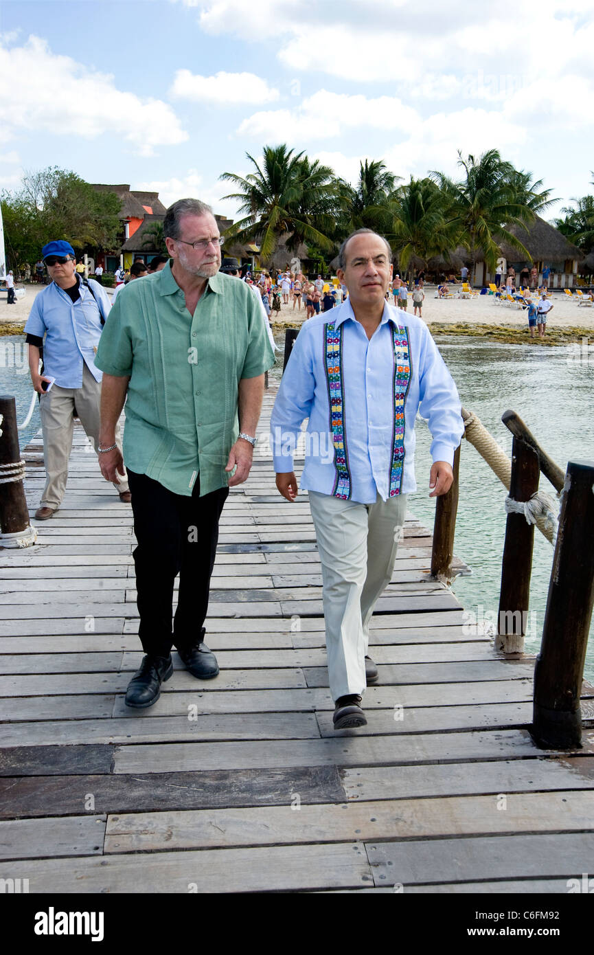 Presidente Felipe Calderon e Peter Greenberg camminando sul molo verso barca a Cozumel, Messico Foto Stock