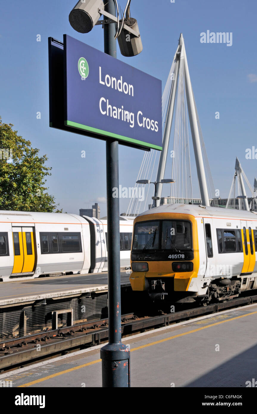 Indicazioni per la stazione ferroviaria di Charing Cross con i mezzi pubblici verso sud Carrozze ferroviarie per passeggeri orientali su una piattaforma su un cielo blu Giorno a Londra Inghilterra Regno Unito Foto Stock