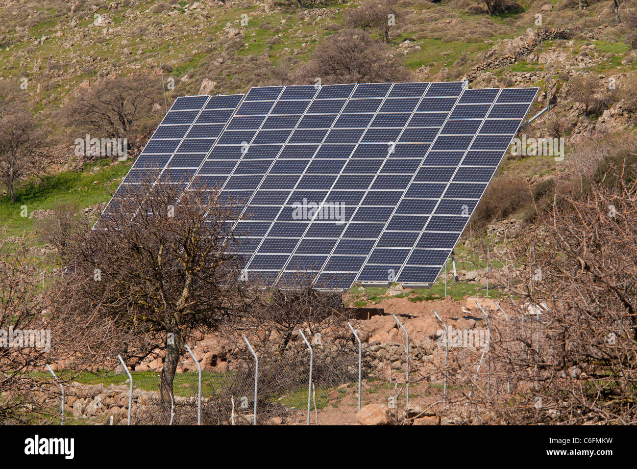 Ampio pannello solare gli array nella campagna del west Lesbo (Lesbo), in Grecia. Foto Stock