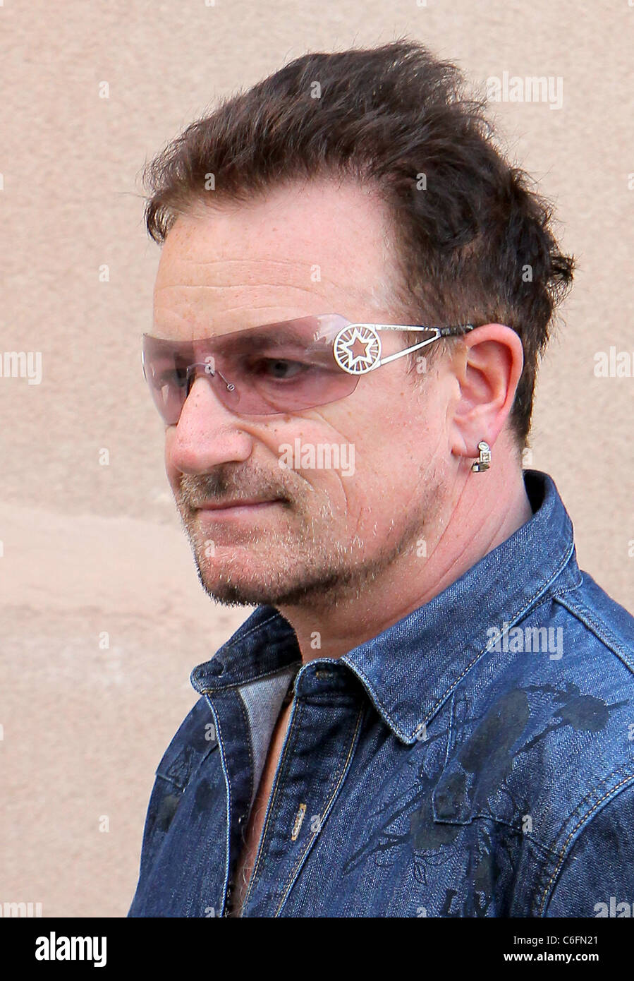 Il cantante Bono degli U2, arrivando a Monaco aeroporto in elicottero. Bono è torna sui suoi piedi dopo aver back surgery Monaco, Francia Foto Stock