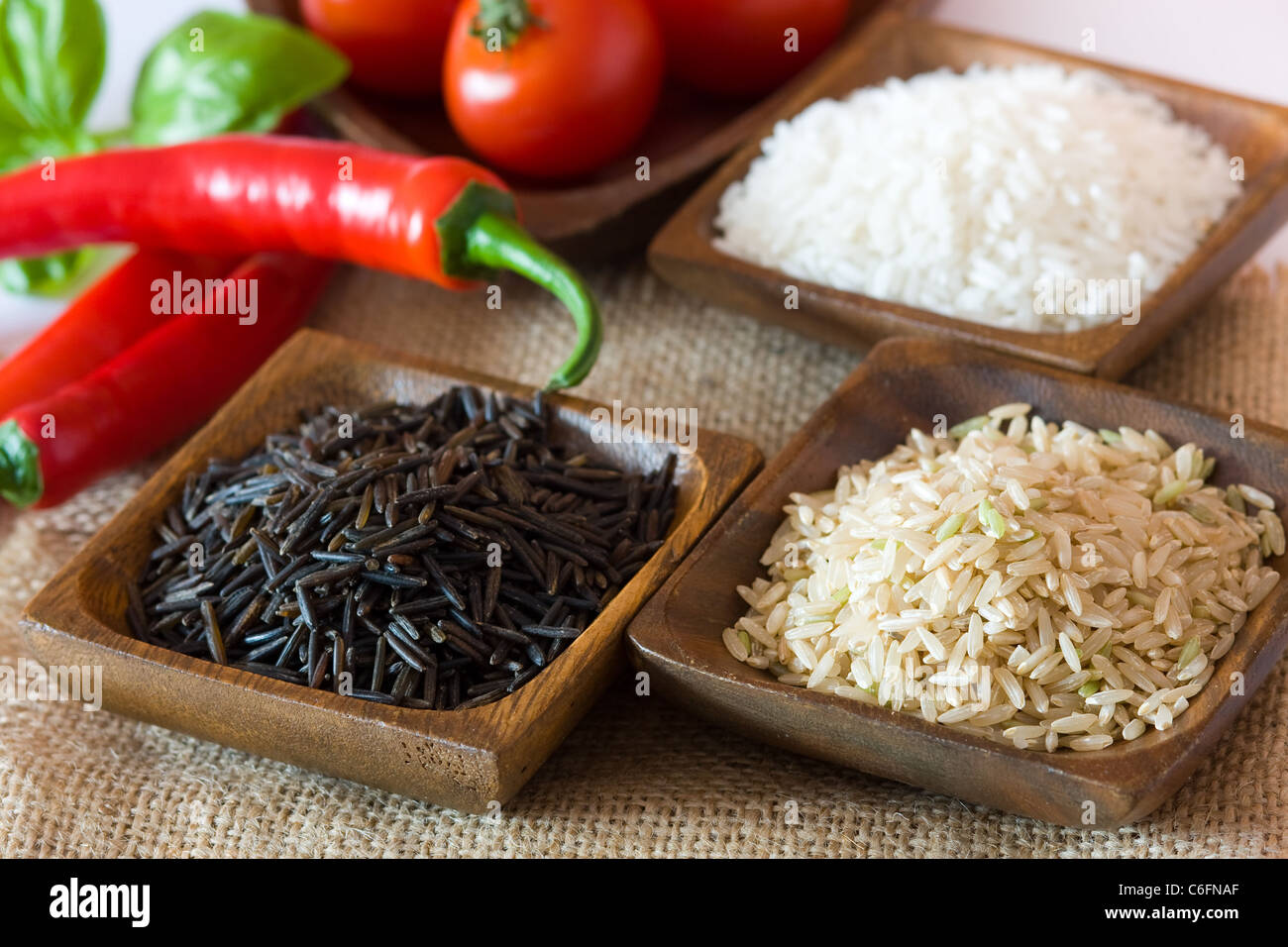 Il riso crudo in ciotole e red hot paprika Foto Stock