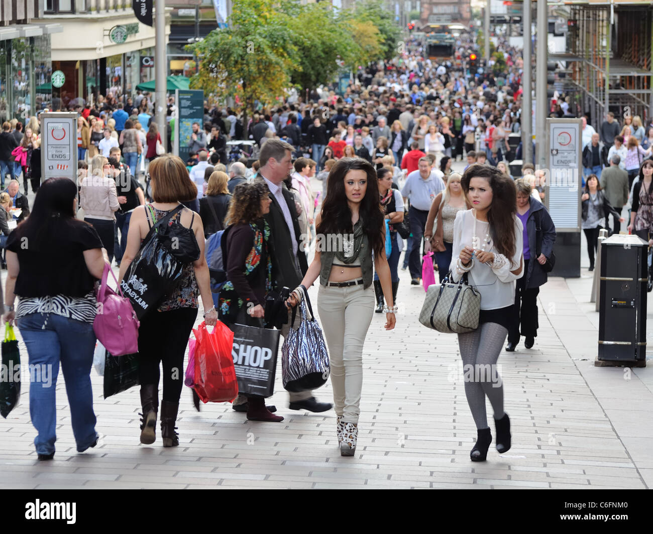 Strada trafficata nel centro della città di Glasgow in Scozia. People shopping. Foto Stock
