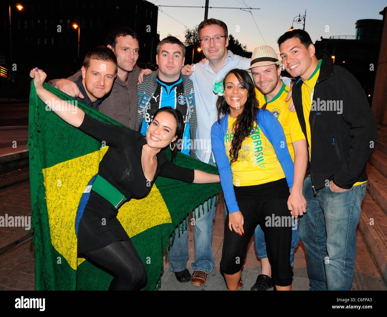 Atmosfera tifosi della nazionale brasiliana di calcio del celebrare la loro vittoria sulla Corea del Nord alla Odean Bar, durante il 2010 Foto Stock