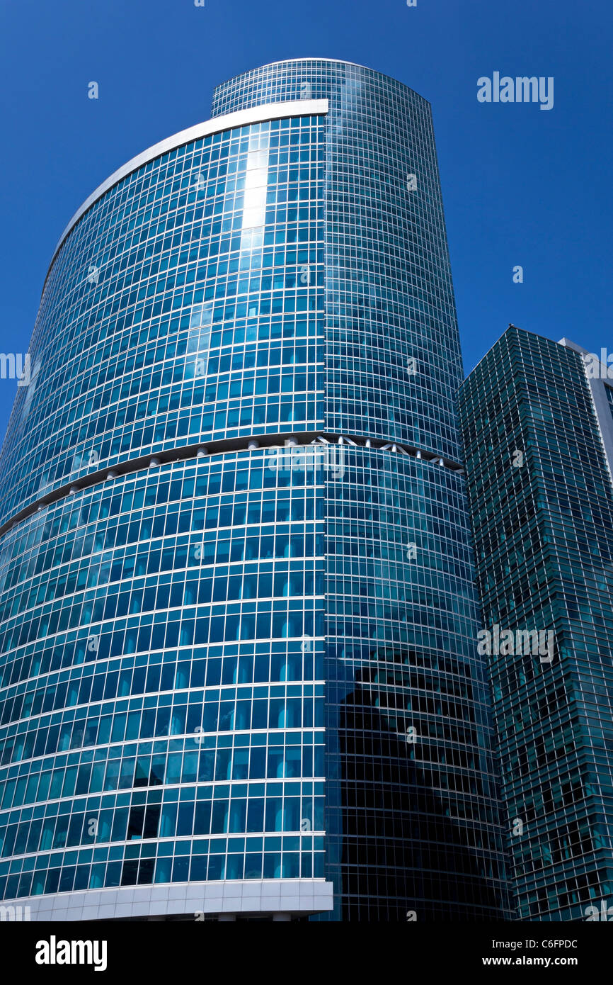 Le facciate in vetro di moderni edifici per uffici. Foto Stock