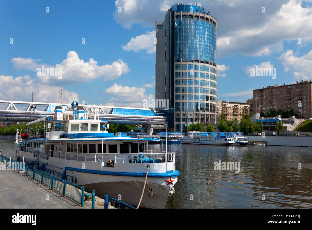 Nave ormeggiata al fiume di Mosca terrapieno vicino al ponte 'Bagratiòn'. Foto Stock