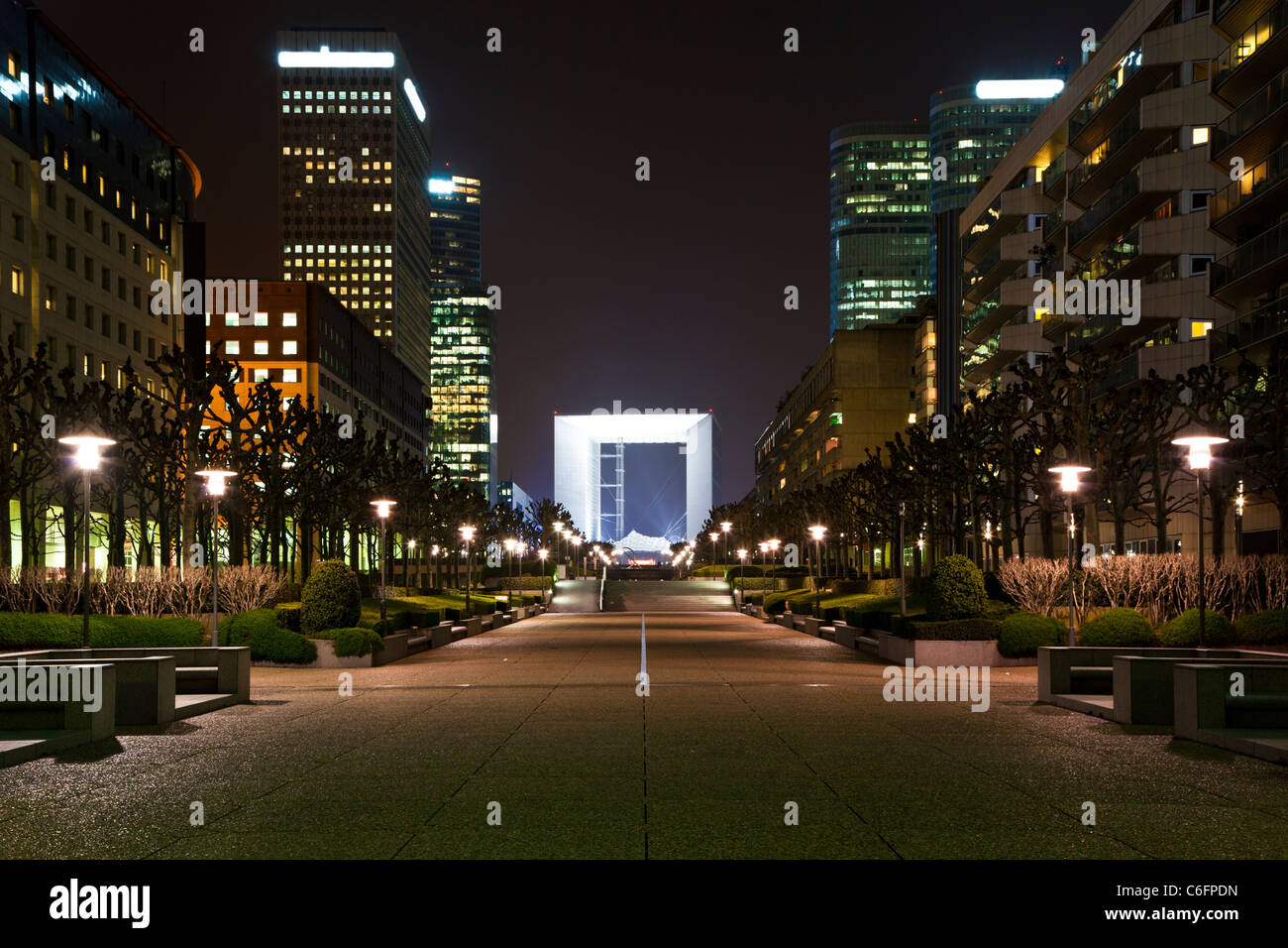 Prospettiva una vista notturna del grande arco in ambito finanziario e degli affari di Parigi - La Défense. Foto Stock