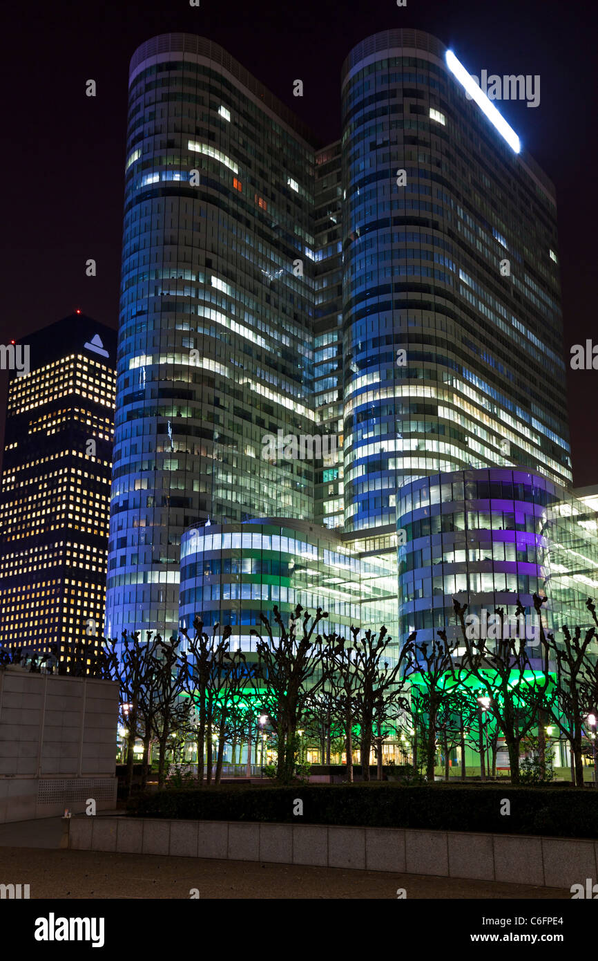 Il grattacielo di notte distretto finanziario e degli affari di Parigi - La Défense. Foto Stock