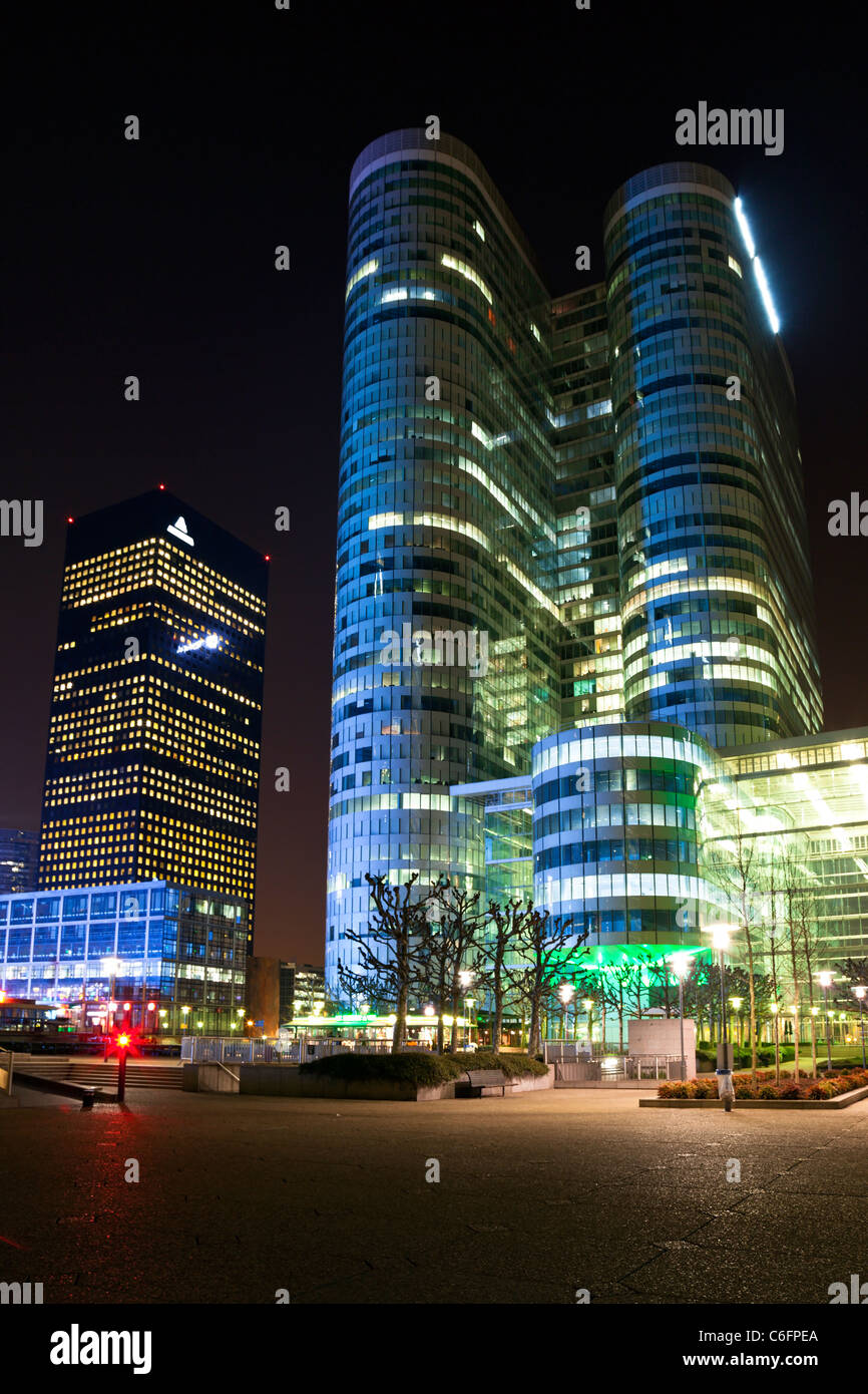 Il grattacielo di notte distretto finanziario e degli affari di Parigi - La Défense. Foto Stock