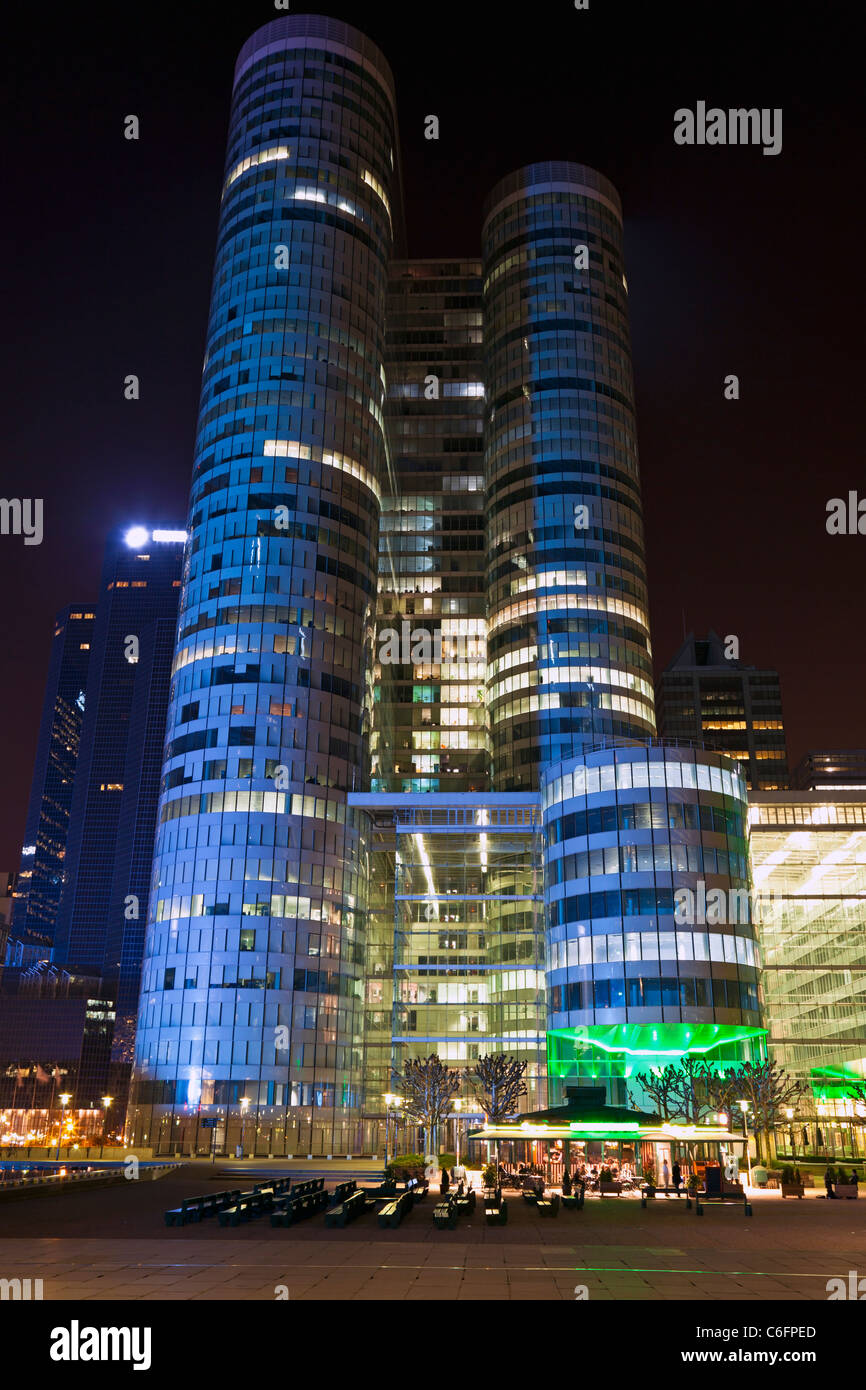 Il grattacielo di notte distretto finanziario e degli affari di Parigi - La Défense. Foto Stock