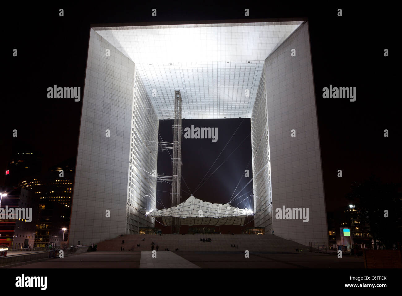 Vista notturna della grandiosa arcata nel quartiere finanziario e degli affari di Parigi - La Défense. Foto Stock