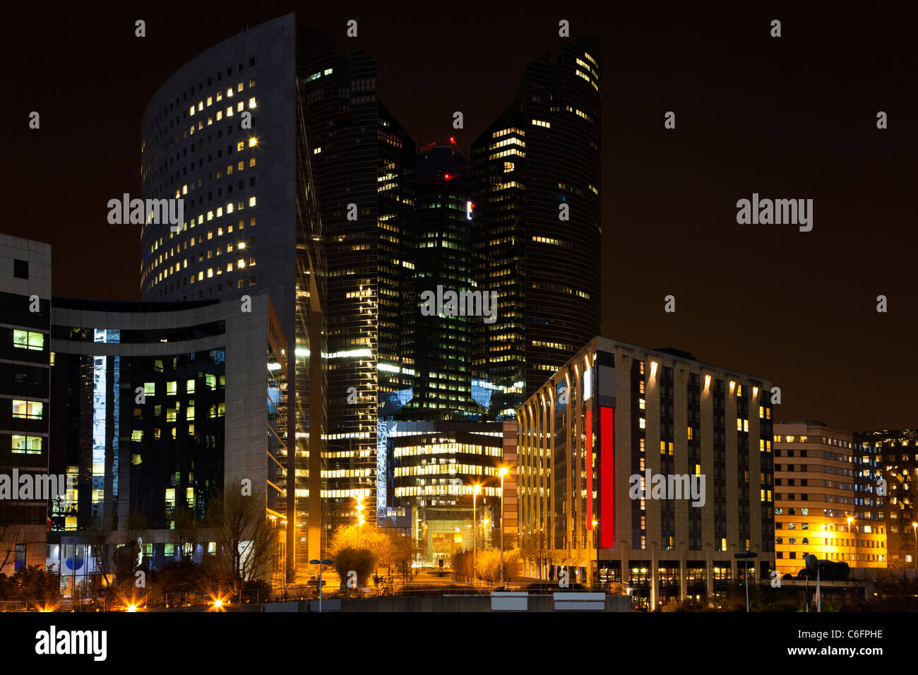 Il grattacielo di notte distretto finanziario e degli affari di La Défense. Foto Stock