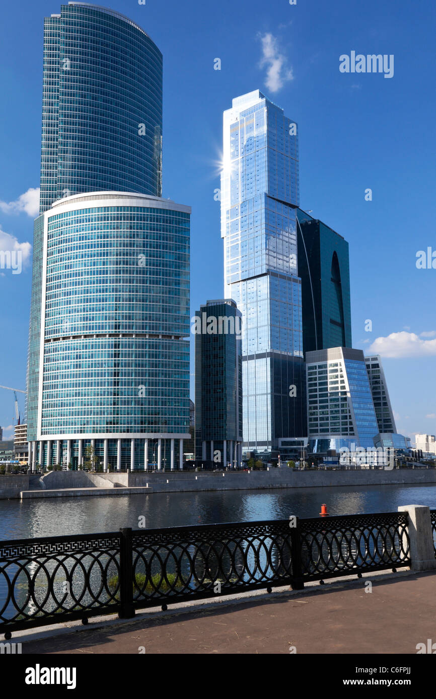 Costruzione di un alto e moderno centro business sulle rive del fiume di Mosca. Mosca, Russia. Foto Stock