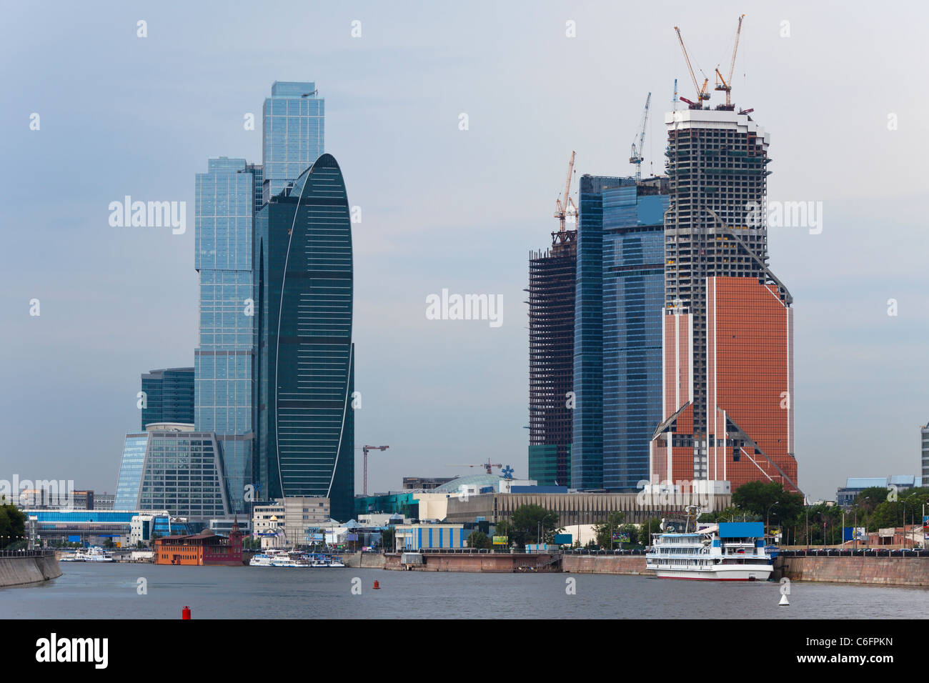 Costruzione di un alto e moderno centro business sulle rive del fiume di Mosca. Mosca, Russia. Foto Stock