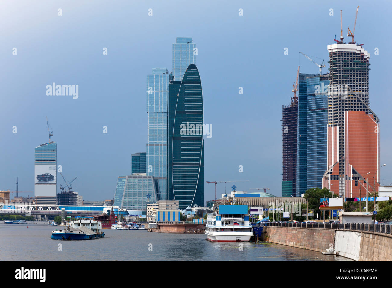 Costruzione di un alto e moderno centro business sulle rive del fiume di Mosca. Mosca, Russia. Foto Stock