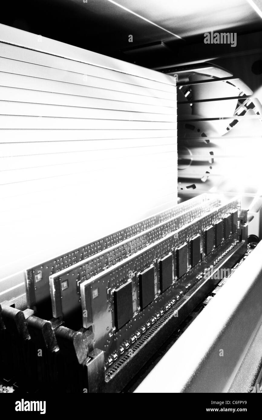 Tre principali moduli di memoria nel telaio del computer con una ventola in background Foto Stock