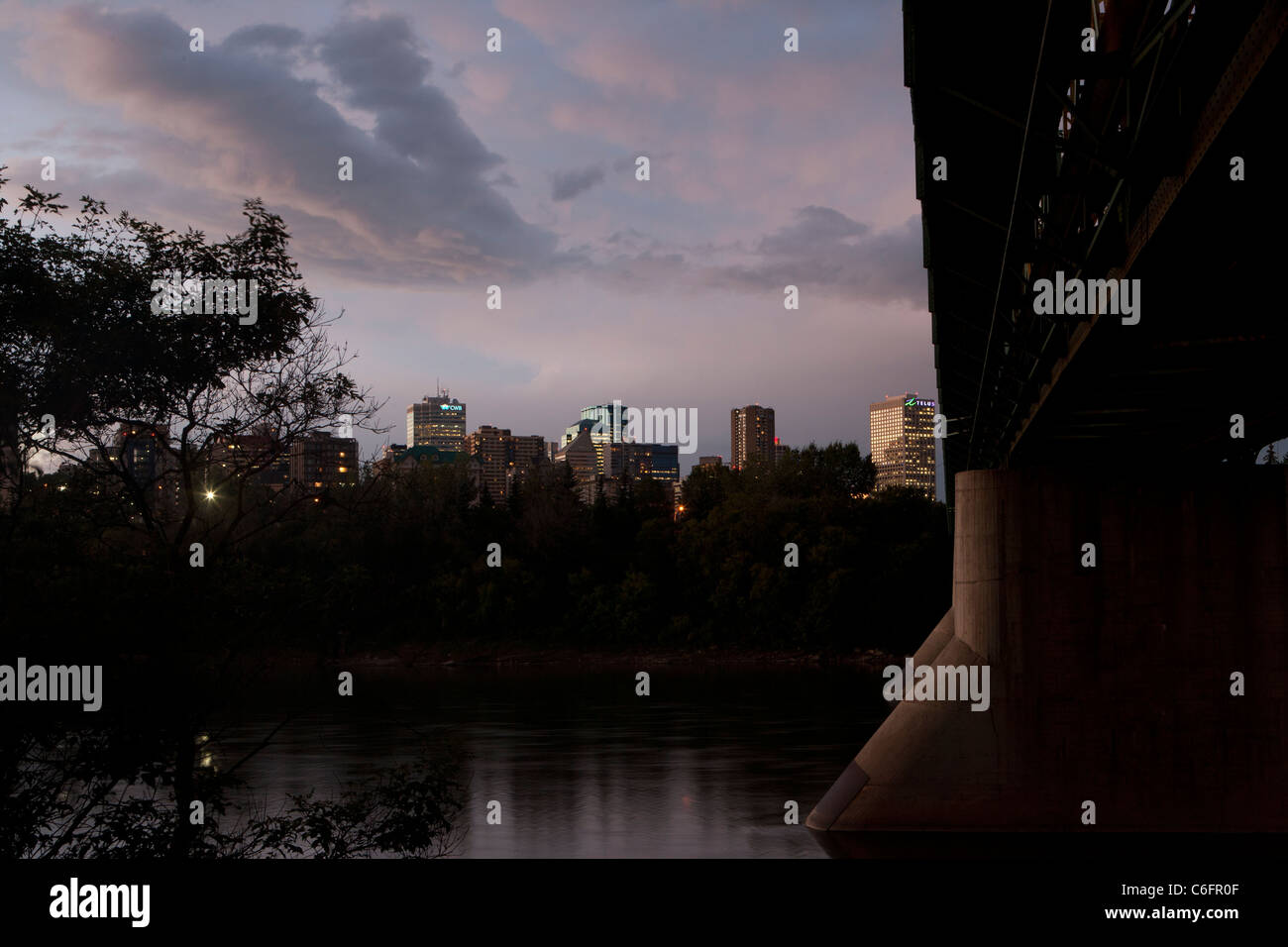 Il cuore del centro citta' di Edmonton Alberta in Canada con il fiume visibile Foto Stock