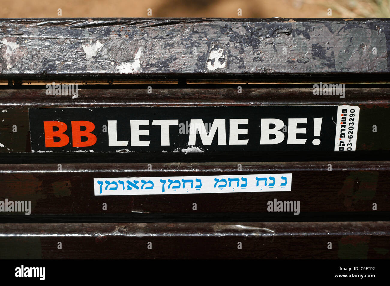 Un adesivo contro il primo ministro Benjamin Netanyahu fissato su una panchina nel parco visto nel Rothschild Boulevard di Tel Aviv. Foto Stock
