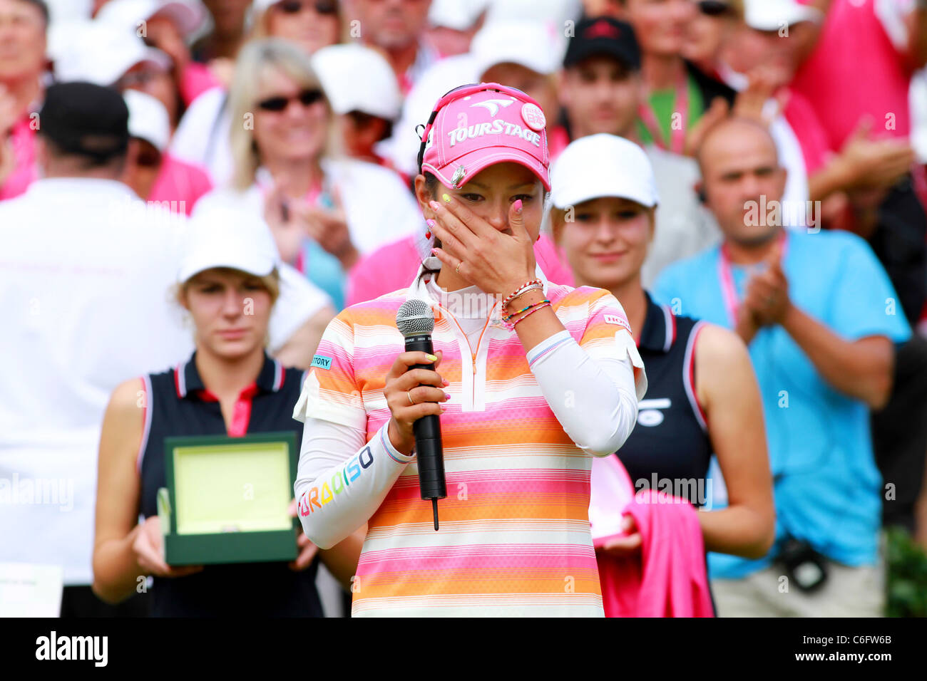 Ai Miyazato (JPN) dando un discorso per il round finale dell'Evian Masters. Foto Stock