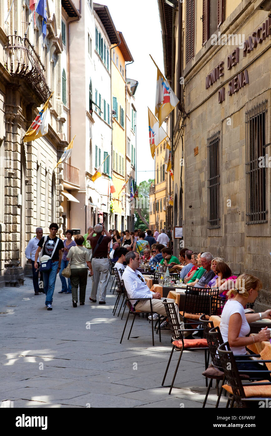 I turisti al ristorante e al bar nella citt medievale di Cortona