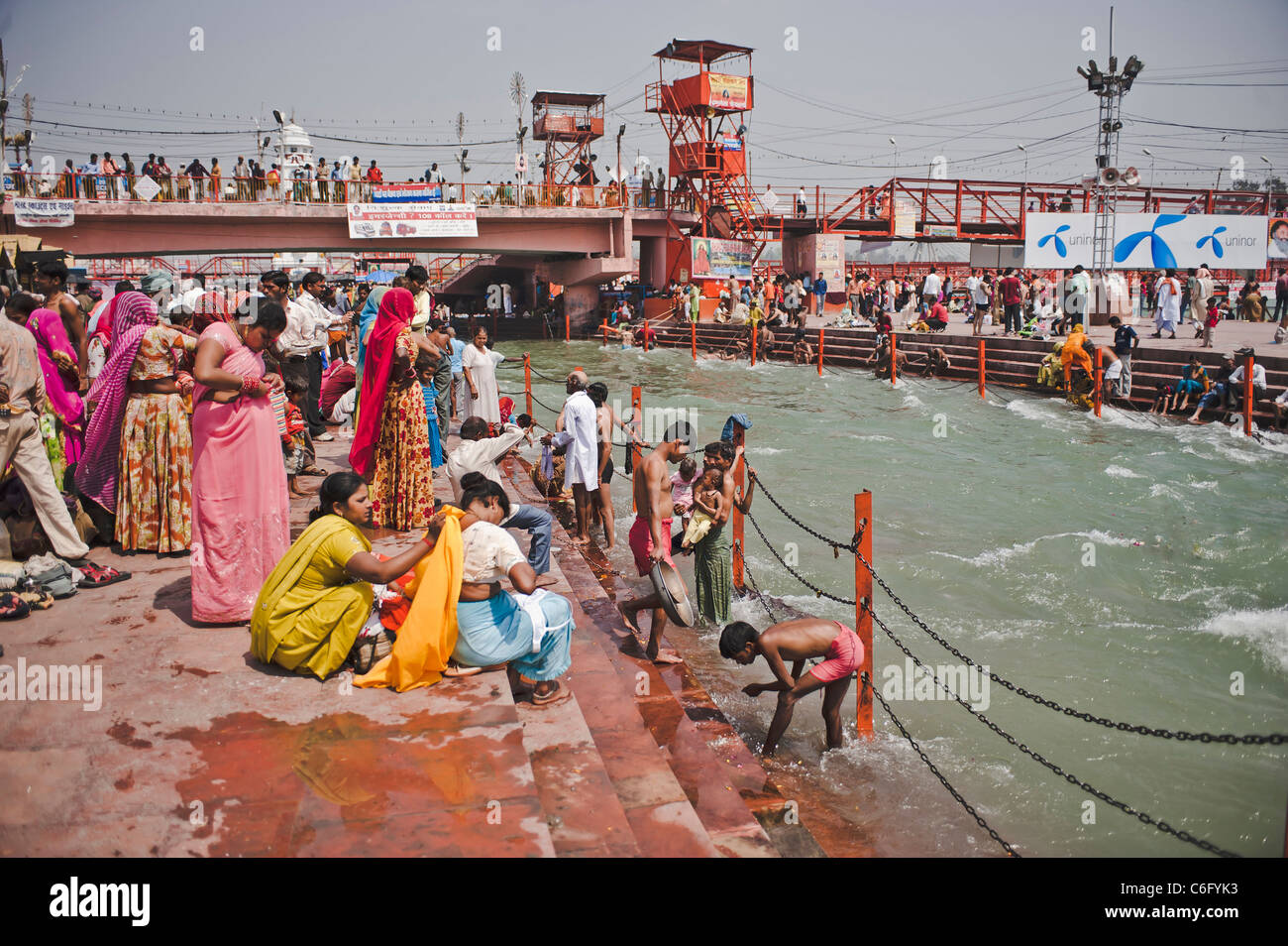 La balneazione ghat di scena a Har-ki-Pauri-Haridwar-Uttarakhand-India. Foto Stock