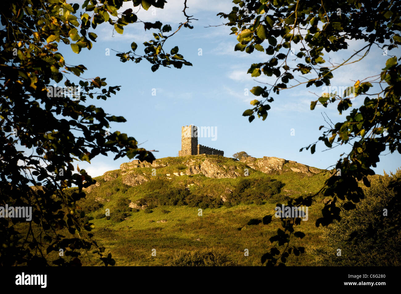 Brent Tor è un tor sul bordo occidentale del Dartmoor, circa cinque miglia (8 km a nord di Tavistock, salendo a 1100ft (330m) Foto Stock