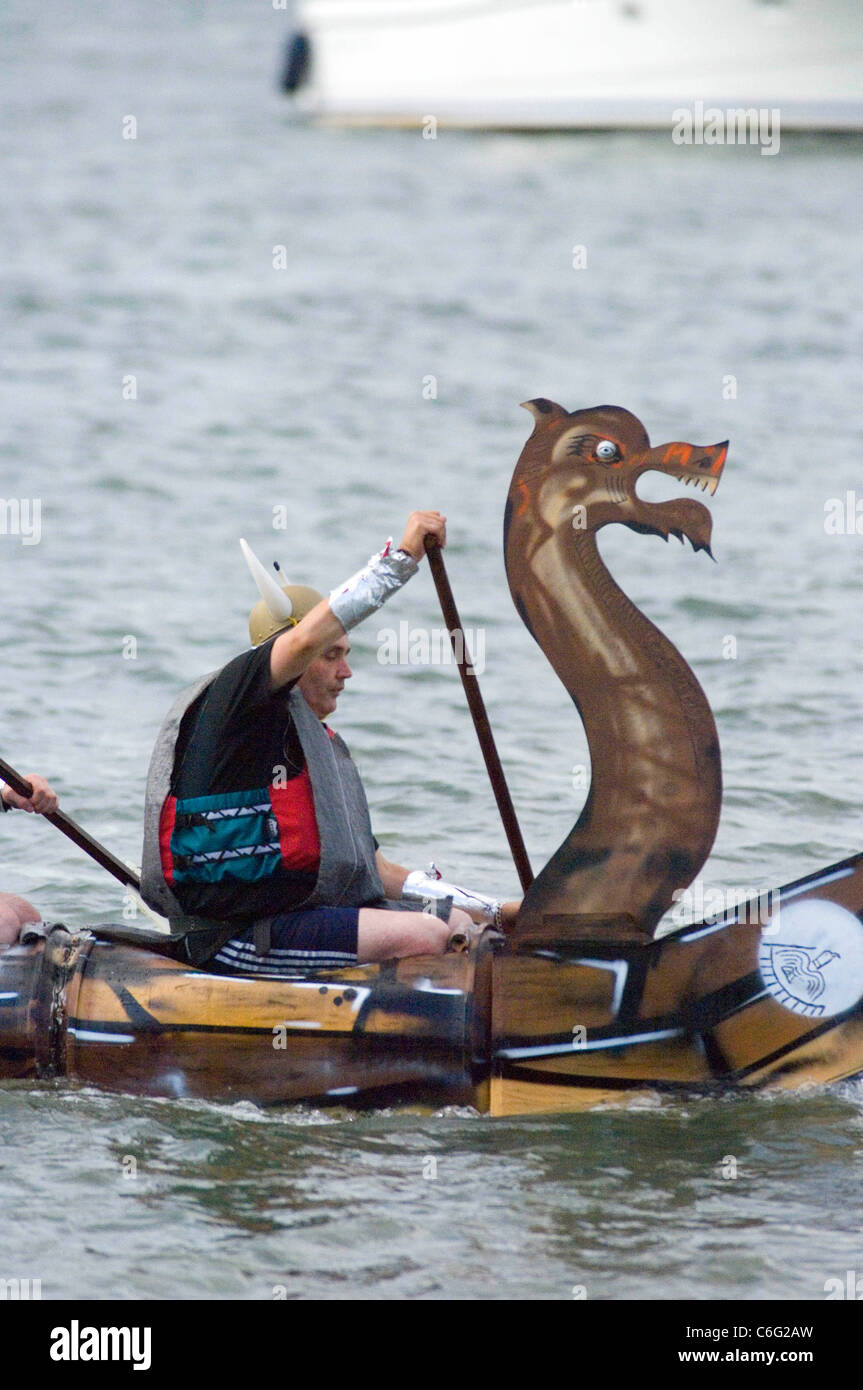 L annuale Mumbles zattera gara di Swansea Bay che è tenuto a contribuire a raccogliere fondi per il RNLI. Foto Stock