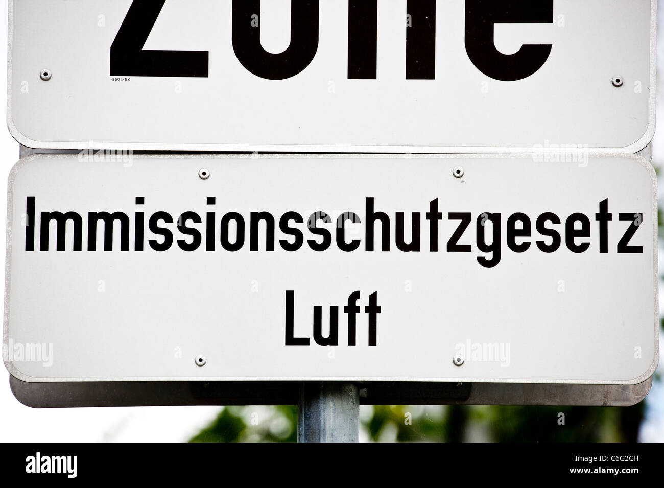 Dettagli sulla zona a bassa emissione di CO2 voce e segnale di limite di velocità. Foto Stock