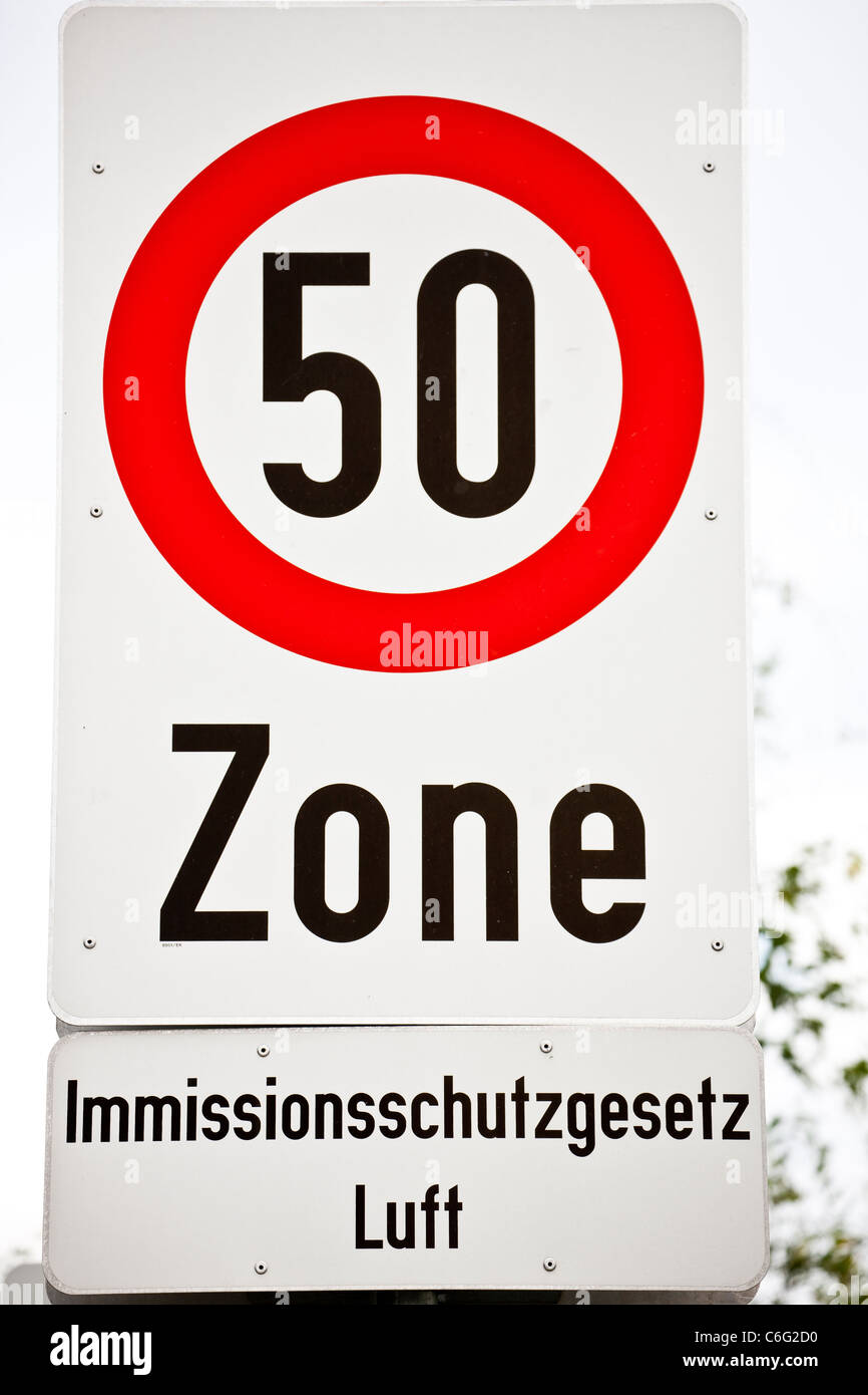 Zona a bassa emissione di CO2 voce e segnale di limite di velocità. Foto Stock