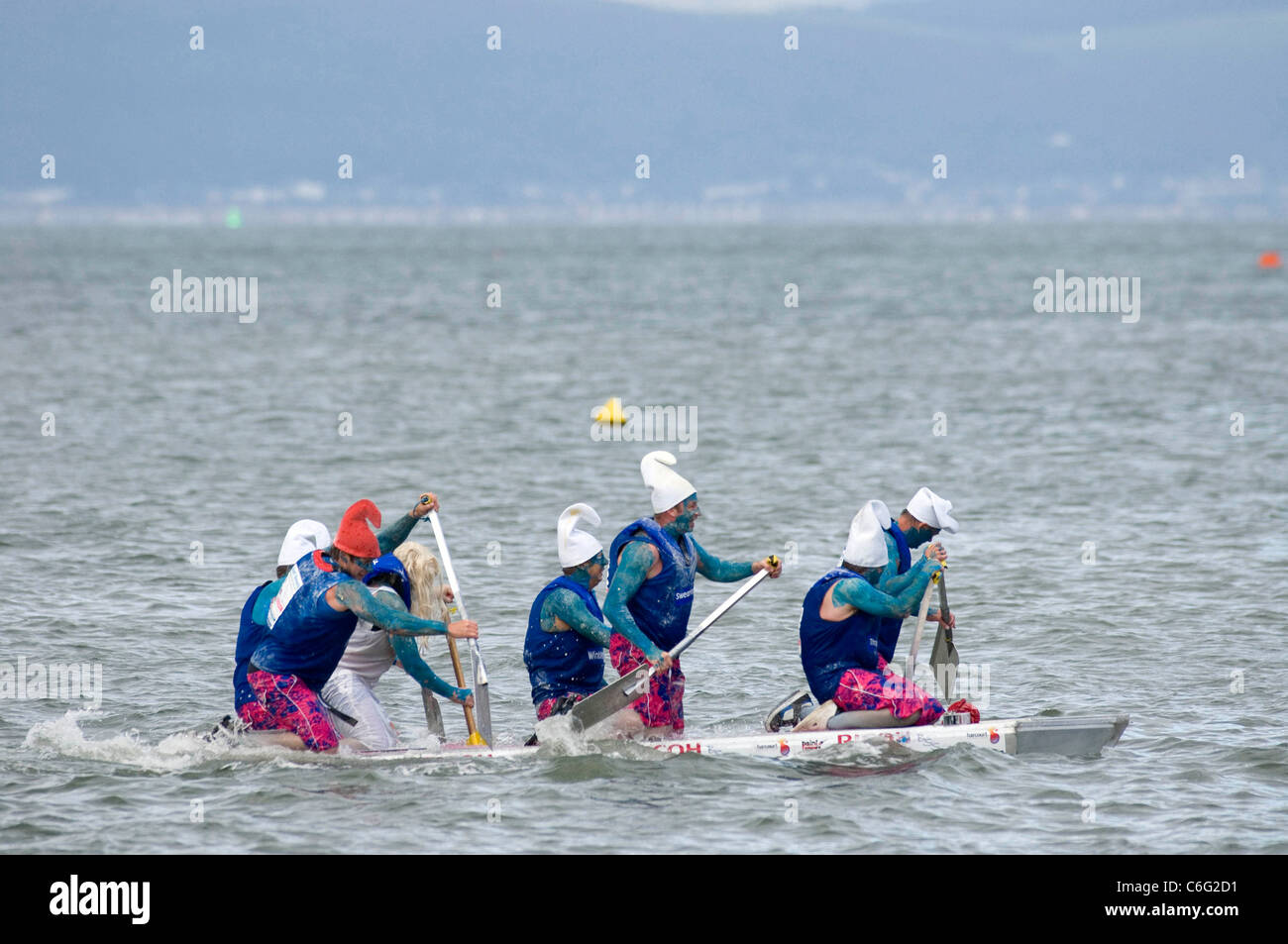 L annuale Mumbles zattera gara di Swansea Bay che è tenuto a contribuire a raccogliere fondi per il RNLI. Foto Stock