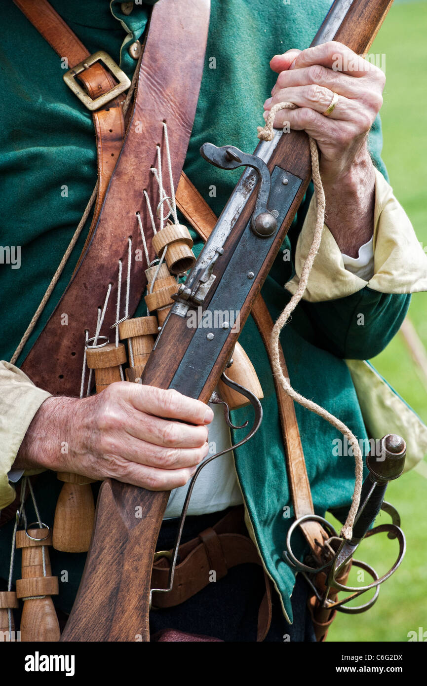 Guerra civile inglese soldier uniforme e moschetto dettaglio. Rievocazione. Regno Unito Foto Stock