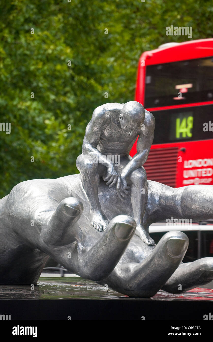 Londra, Park Lane Lorenzo Quinn "La mano di Dio" scultura Agosto 2011 Foto Stock