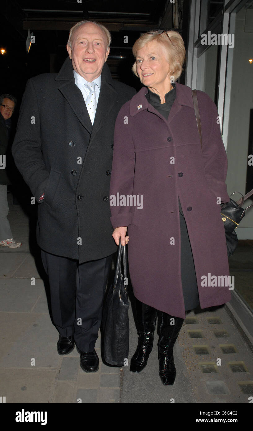 Candidato Neil Kinnock e la moglie di Glenys Kinnock, vita privata premere la notte presso il Vaudeville Theatre di Londra, Inghilterra - Foto Stock