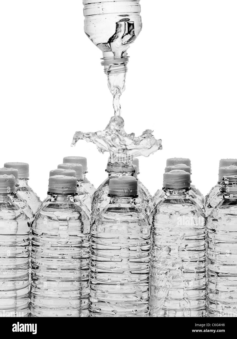 Plastica bottiglie di acqua con splash Foto Stock