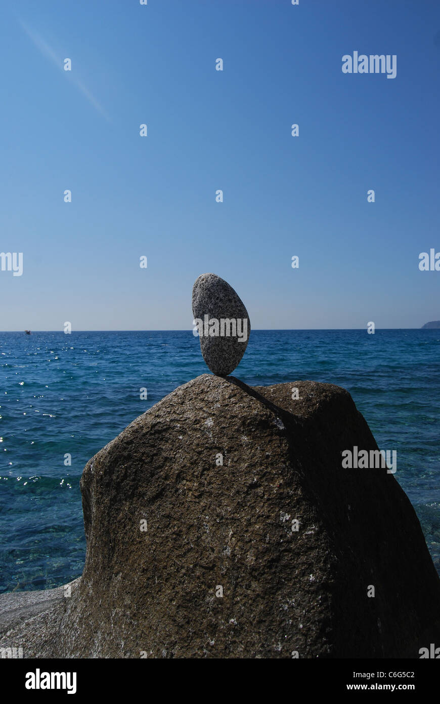Equilibrio di gioco con le rocce in estate al mare Foto Stock