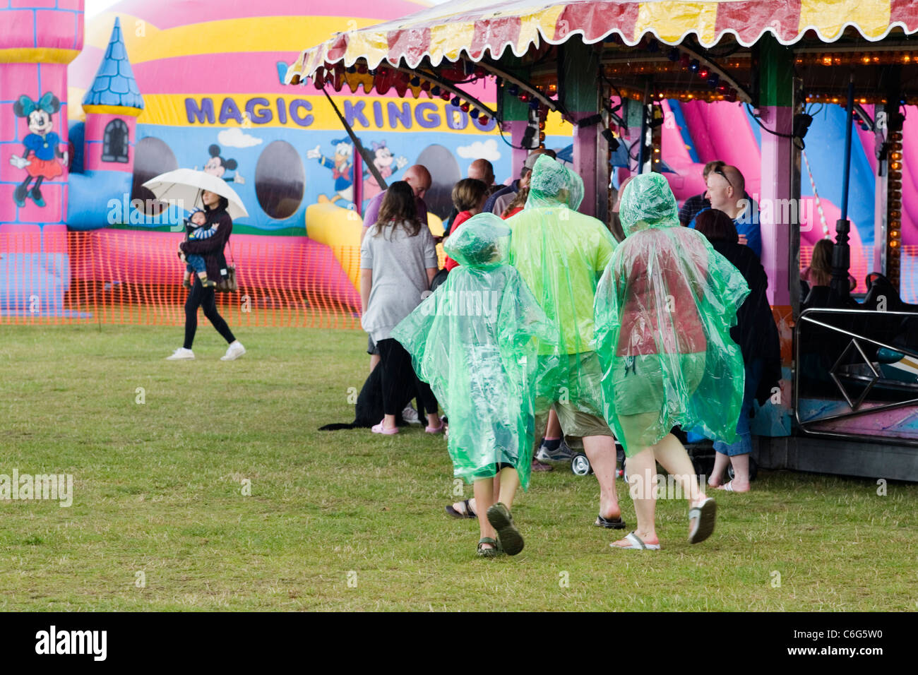 Folla prendendo riparo dall'acquazzone di pioggia a Southsea kite festival Foto Stock