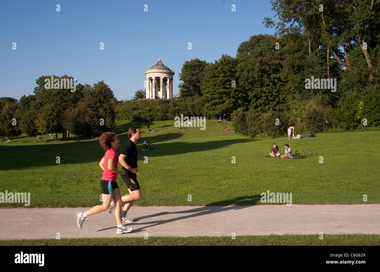 Per chi ama fare jogging a Monaco di Baviera, Germania, con il Monopteros, un XIX secolo tempio da Leo von Klenze, in background. Foto Stock