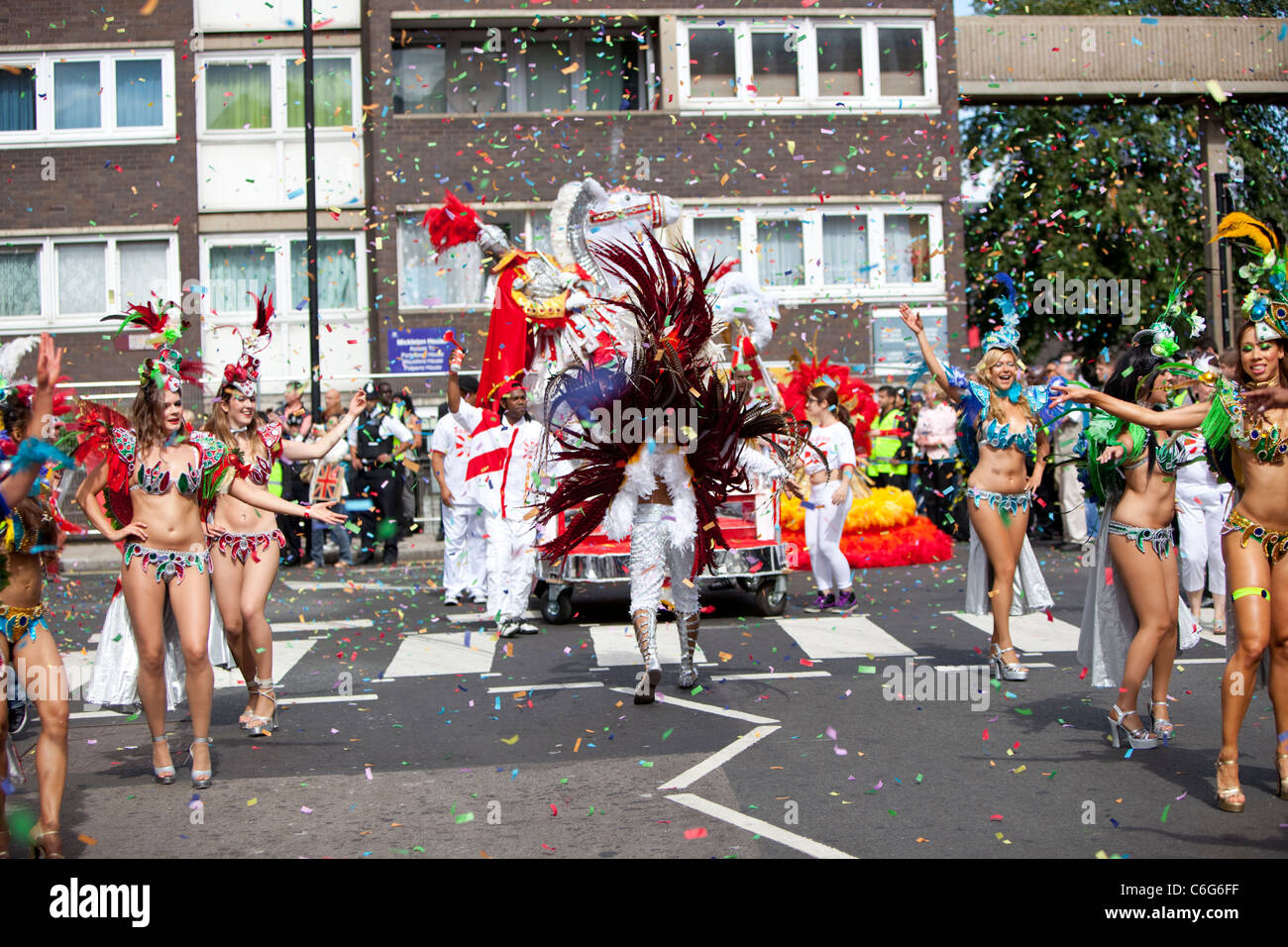 Scuola Samba al Notting Hill Carnival, Londra, Inghilterra, Regno Unito. Foto Stock