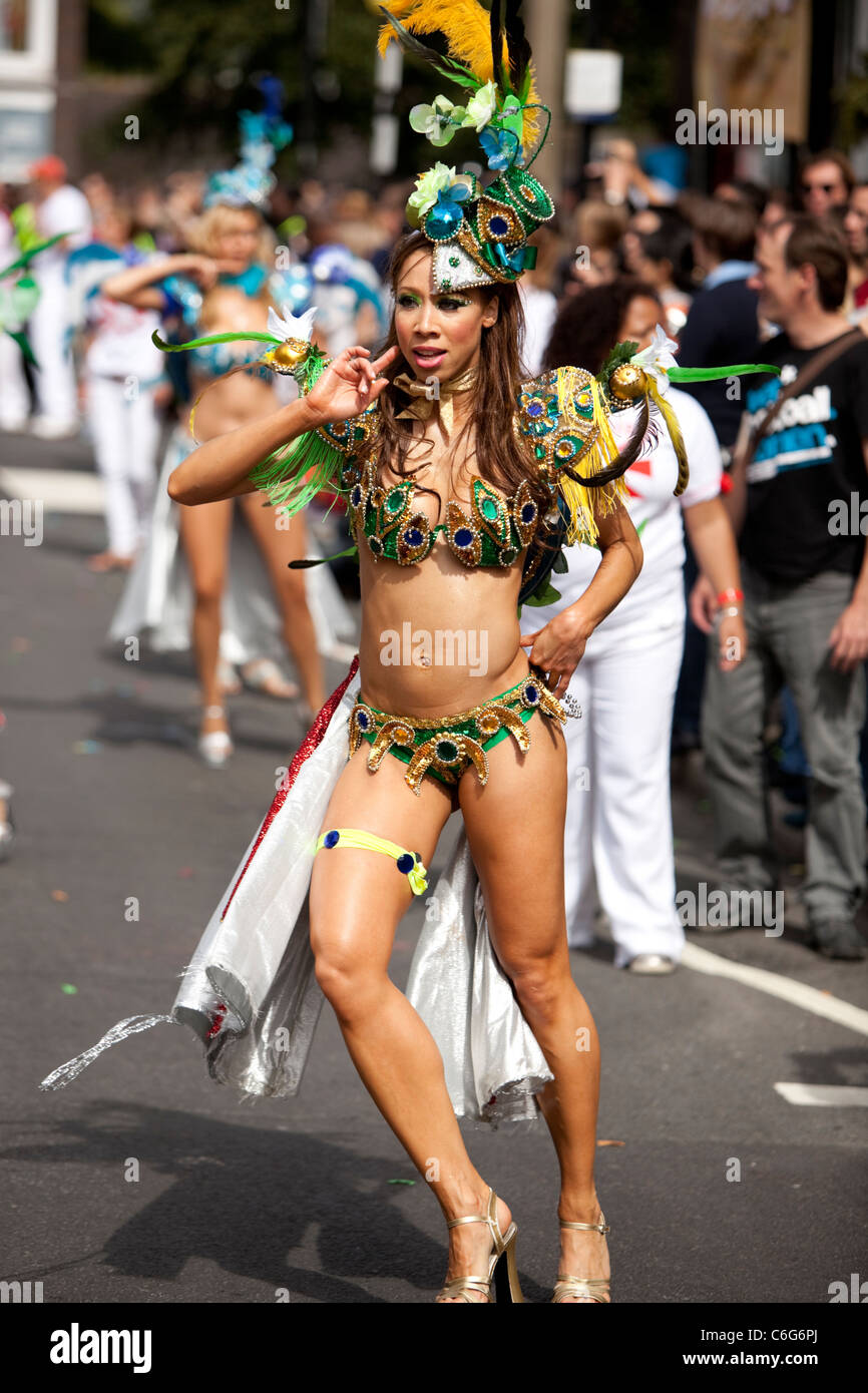 Una scuola di samba danzatrice presso il carnevale di Notting Hill 2011l London, England, Regno Unito, GB Foto Stock